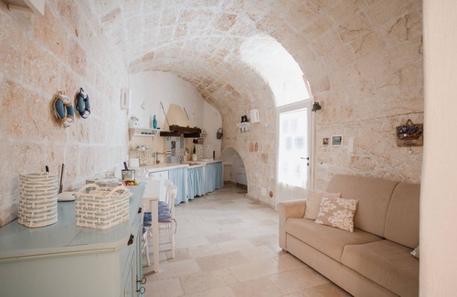 Centro Storico Apartment | Comfortable apartment near the sea in the center of Monopoli, Puglia FREE WI-FI