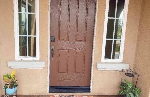 Eastvale House | Comfortable Avon on the first floor with private bathroom and office area + TV