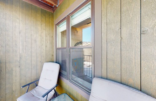 Crested Butte Condo | Comfortable condo with sweeping mountain views, private balcony, & washer/dryer