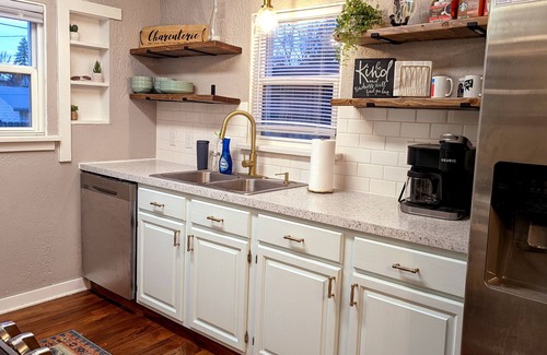 Sioux Falls Cottage | Comfortable & Convenient Home : Sleeps 15
