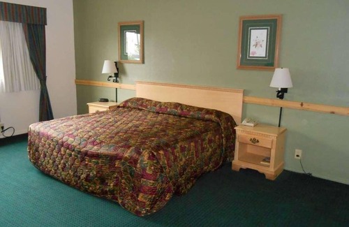 Enumclaw House | Comfortable Countryside Stay in Guesthouse Enumclaw! Free Parking, Pet-friendly