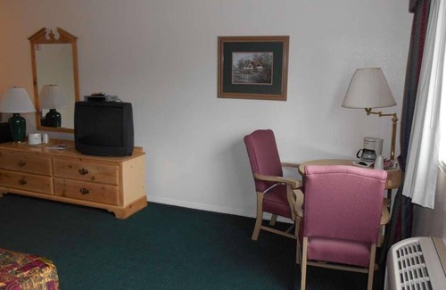 Enumclaw House | Comfortable Countryside Stay in Guesthouse Enumclaw! Free Parking, Pet-friendly