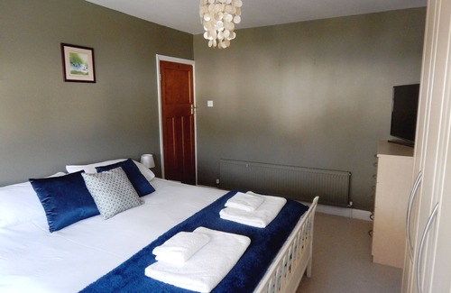 Girton House | Comfortable duluxe spacious house with lovely front and rear gardens