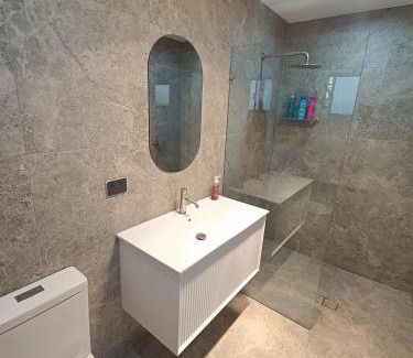 Guildford West House | Comfortable Garage Room in Guildford - NR0