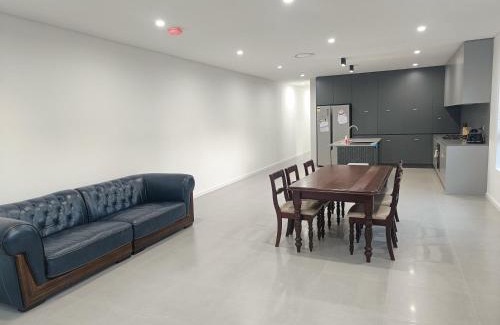 Guildford West House | Comfortable Garage Room in Guildford - NR0