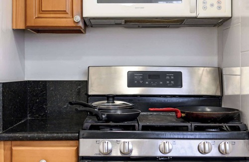 Alhambra House | Comfortable Home Near LA With Full Kitchen & Laundry