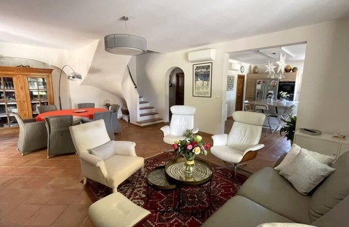 La Barben Villa | Comfortable house with large garden and jacuzzi