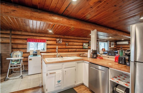 Beach Cabin | Comfortable Hunting Lodge near Medora, ND Sleeps 6 to 8