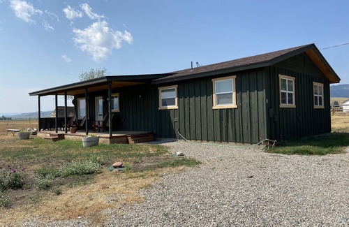 McAllister House | Comfortable modern home near Ennis Lake