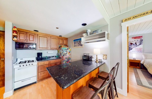 Warren Condo | Comfortable mountainside condo with skiing, balcony, fast WiFi, & washer/dryer