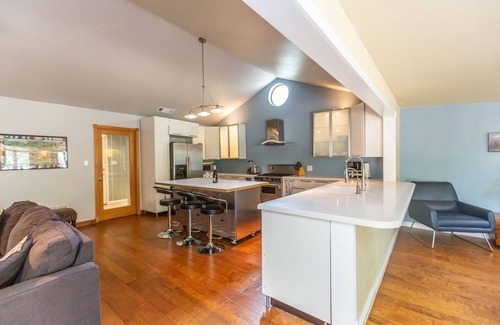 Travis Country House | Comfortable Open Concept 3/2 - Close to Downtown, Festivals & Local Restaurants!