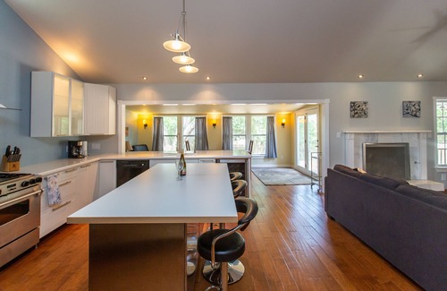 Travis Country House | Comfortable Open Concept 3/2 - Close to Downtown, Festivals & Local Restaurants!