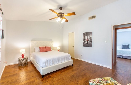 Travis Country House | Comfortable Open Concept 3/2 - Close to Downtown, Festivals & Local Restaurants!