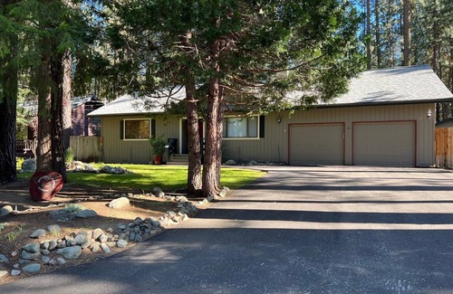 Graeagle House | Comfortable pet friendly home near golf course with Tesla charge option