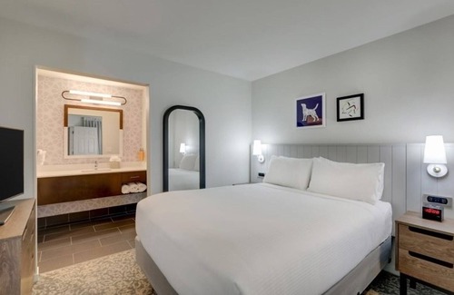 Sunnyvale Resort | Comfortable Queen Stay! Free Breakfast, Wi-Fi, and Outdoor Pool Access!