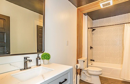 Southside Apartment | Comfortable & Quiet 3 Bedroom Parkside Duplex W/ King Bed
