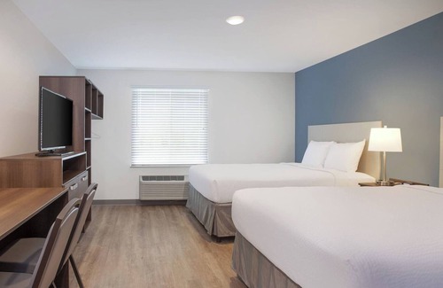 Newnan Hotel | Comfortable Space with Full Kitchen and Work Area for Business Travelers
