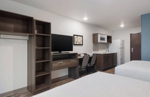 Newnan Hotel | Comfortable Space with Full Kitchen and Work Area for Business Travelers