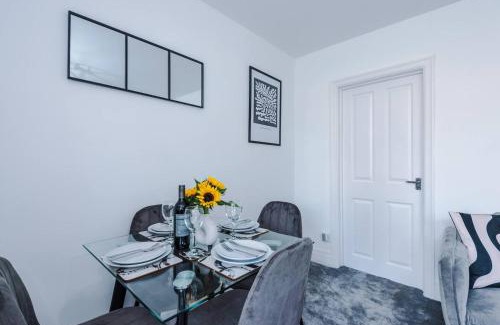 Droylsden Apartment | Comfortable & Spacious 3BR House with WiFi and free Parking