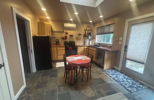Livingston Apartment | Comfortable Studio Cottage, within walking distance to downtown Livingston