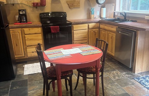 Livingston Apartment | Comfortable Studio Cottage, within walking distance to downtown Livingston