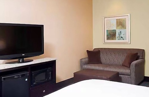 South Bend Hotel | Comfortable Suite w/Indoor Pool Access & Complimentary Hot Breakfast