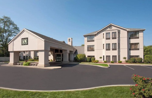 South Bend Hotel | Comfortable Suite w/Indoor Pool Access & Complimentary Hot Breakfast