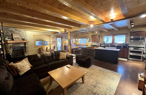 Carrabassett Valley House | Comfortable mountainside living w/large outdoor patio, super close to golfing