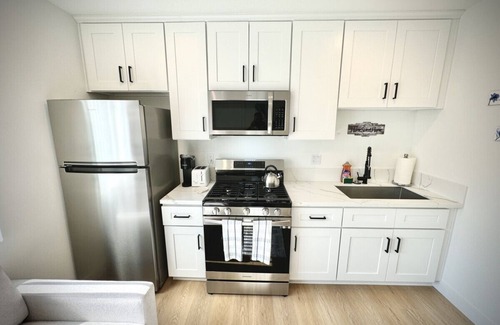 Burbank Apartment | Comfy 1 Bedroom Sanctuary in Charming Burbank