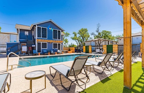 Brentwood Apartment | Comfy 1BR suite w/fast WiFi + king bed + pool