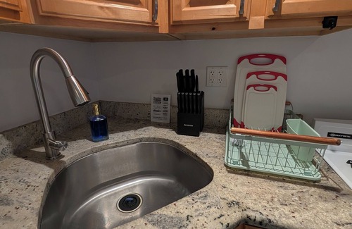 Oak Park Apartment | Comfy 2-bedroom apartment with AC, WiFi in Oak Park