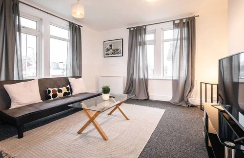 Swindon Apartment | Comfy 2 Bedroom Flat - with Parking