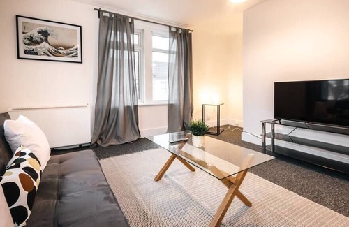 Swindon Apartment | Comfy 2 Bedroom Flat - with Parking