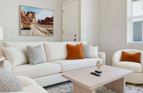 Glendale Apartment | Comfy 2BR | 70” Smart TV | Sleeps 7 | Free Parking