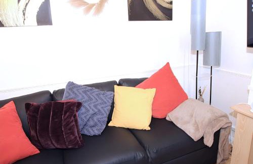 Birmingham Apartment | Comfy 2nd Home stays Erdington-Birmingham Retreat - Sleeps 5-6 - Free Parking - Superfast WiFi - Ideal for Contractors - Group - Long Stays