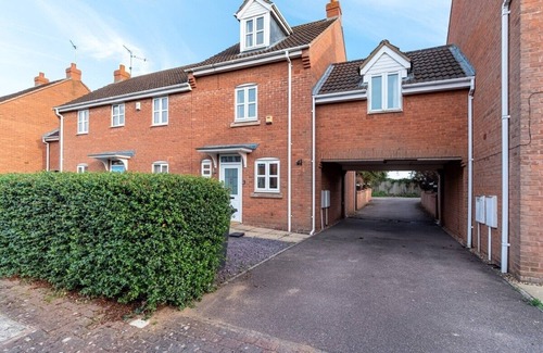 Peterborough House | Comfy, 3 Bed, 2.5 Bath, Sleeps 7