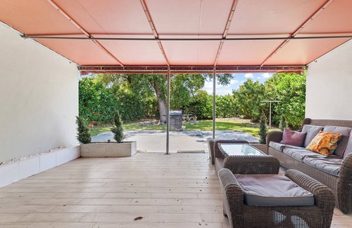 Coral Terrace Apartment | Comfy 3-bed Apt, Private Entry, Mins to Downtown