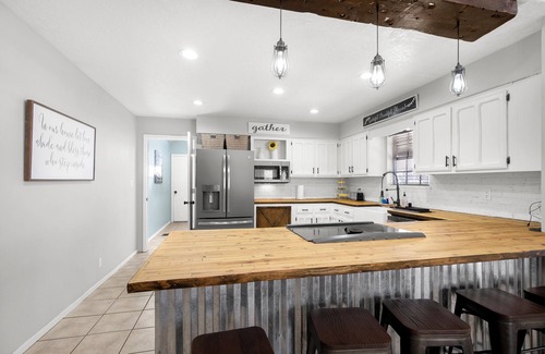 Los Lunas House | Comfy 3-bedroom home with massage chair and arcade right off freeway