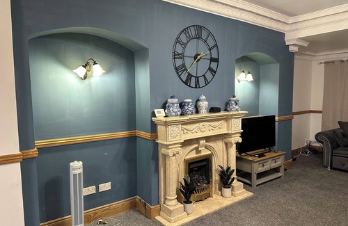 Penderry House | Comfy 5-bedroom House in Swansea; great for families, friends, tourists, workers