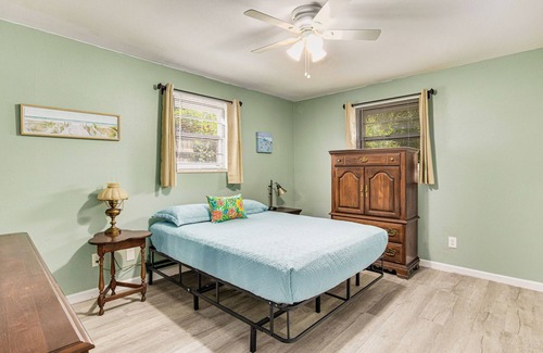 Ferry Pass House | Comfy and Cozy House 3BR 1.5BA - Board games