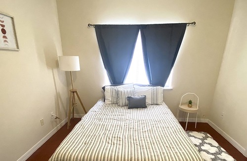Vista East House | Comfy and Cozy Private Room / Free Parking / Close to Airport & Shopping Centers