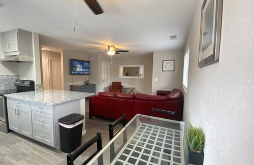 Roseville House | Comfy and freshly updated 2/1 duplex