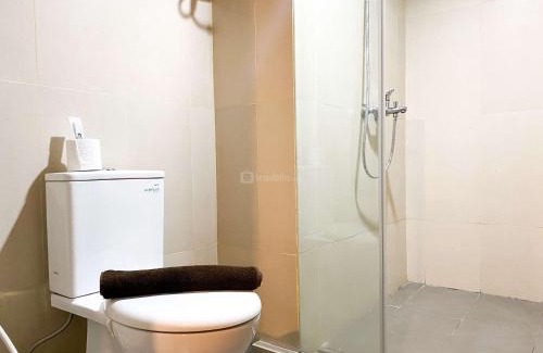 Duren Sawit Apartment | Comfy and Modern Look 1BR Gateway Park LRT City Jatibening Apartment By Travelio
