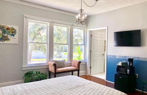 East Little Havana House | Comfy and Spacious Suite with Free Parking