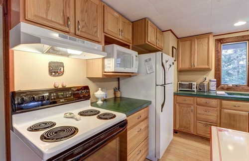 Eastham Cottage | Comfy Cabin with Deck, Firepit, & Bike Path Access - Walk to Nauset Light Beach