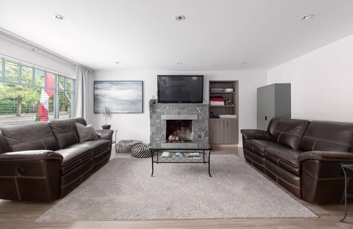 Garibaldi Highlands House | Comfy & Central~Group Getaway~ Entire Home ~Covered Patio~ 5 BDRM 4 BTH w/ A/C