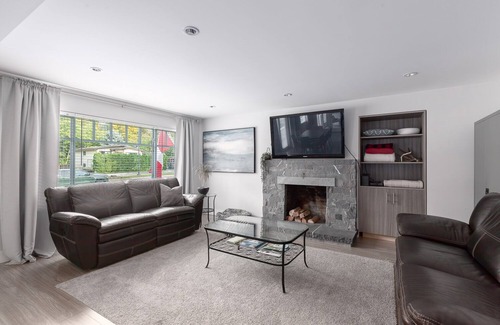 Garibaldi Highlands House | Comfy & Central~Group Getaway~ Entire Home ~Covered Patio~ 5 BDRM 4 BTH w/ A/C