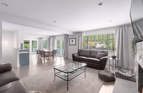 Garibaldi Highlands House | Comfy & Central~Group Getaway~ Entire Home ~Covered Patio~ 5 BDRM 4 BTH w/ A/C