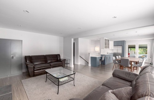 Garibaldi Highlands House | Comfy & Central~Group Getaway~ Entire Home ~Covered Patio~ 5 BDRM 4 BTH w/ A/C