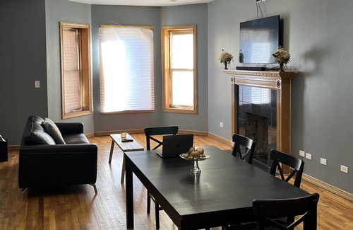 Woodlawn Condo | Comfy Chicago Condo w/ 2 BR and 2 BA near Beach & Museum of Science and Industry